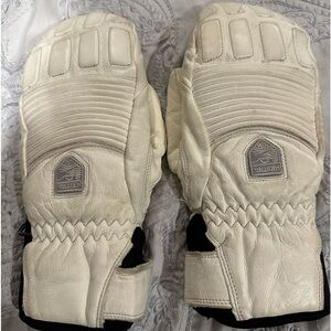 Hestra women’s ski mittens size 7 with adjustable Velcro at wrist
